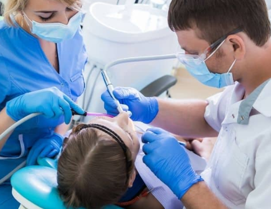 5 Benefits of Enrolling in Dental Assistant Classes
